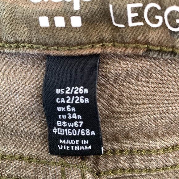 GAP distressed camo jean leggings with frayed hem - Picture 4 of 9